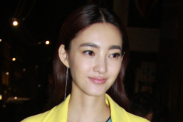 Actriz Wang Likun mira el desfile de moda en Milán