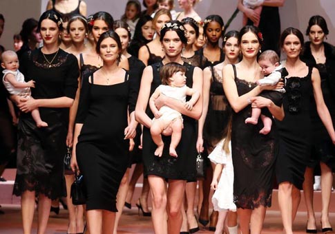 Modelos presentan creaciones de Dolce & Gabbana con bebés