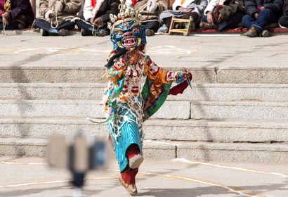 Sichuan: Danza religiosa en festival de reunión para rezar