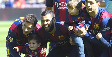 Fútbol: Barcelona nuevo líder al golear 6-1 al Rayo en liga española