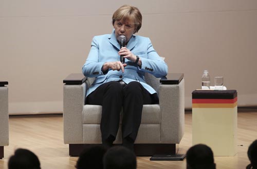 Merkel dice a Japón que mire de frente a la historia