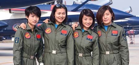 Mujeres pilotos de avión de combate J-10 de China debutarán en espectáculo aéreo