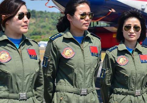 Mujeres pilotos de avión de combate J-10 de China en Malaysia