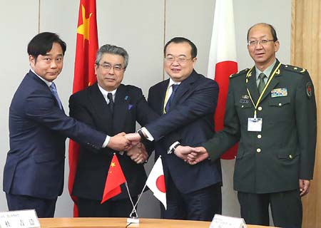 China pide a Japón adherirse a estrategia de "defensa puramente defensiva"