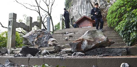 Caída de enorme roca causa muerte a 7 personas en sur de China