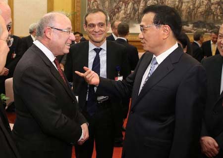 PM chino promete mayor acceso a mercado y protección de DPI