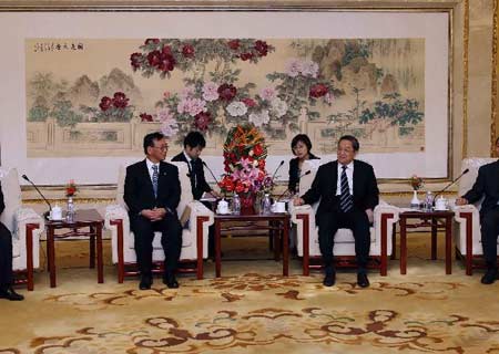 Máximo asesor político chino se reúne con funcionarios de partido gobernante japonés