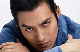 Actor Yan Qikuan posa para la revista