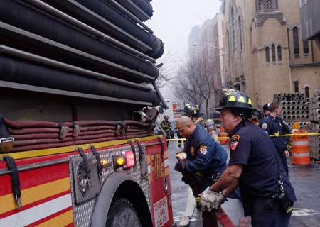 Incendio y derrumbe de edificio en NY deja tres heridos graves