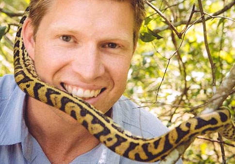 Hombre australiano dedicado a capturar serpientes
