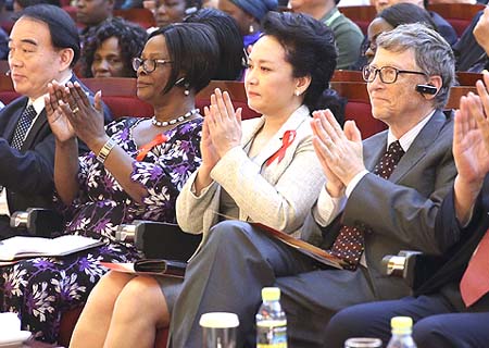 Esposa de presidente chino asiste a evento contra SIDA y tuberculosis en sur de China