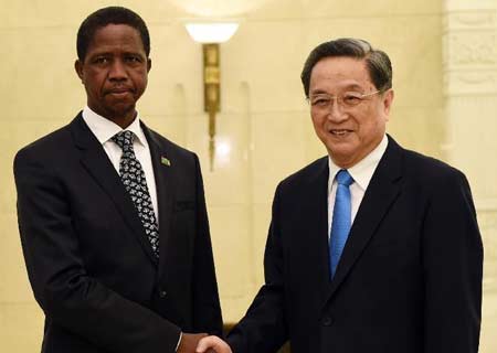 Máximo asesor político chino se reúne con presidente de Zambia