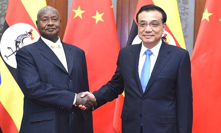 Premier chino se reúne con presidente de Uganda