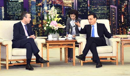 Premier chino se reúne con redactor jefe de Financial Times