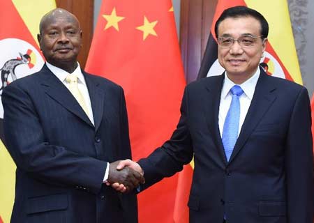 Primer ministro de China se reúne con presidente de Uganda