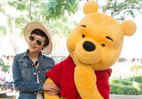 Sun Li posa con 'Pooh Bear'