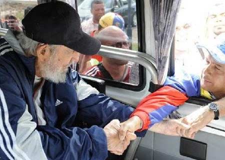 Reaparece Fidel Castro con grupo de jóvenes venezolanos