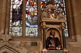 La tumba de William Shakespeare en la Iglesia de la Santísima Trinidad de RU