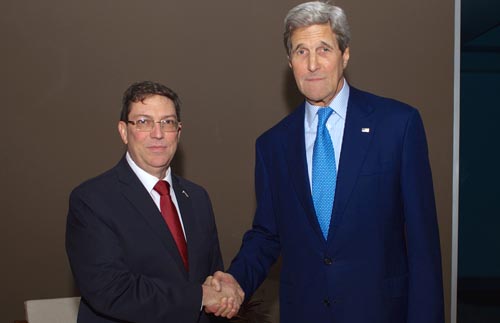 John Kerry y canciller cubano celebran histórico encuentro en Panamá
