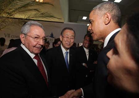 Obama y Raúl Castro se dan la mano en VII Cumbre de las Américas