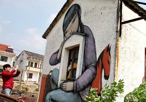 Artista francés realiza mural en antiguo pueblo de Shanghai