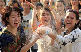 Festival de agua celebrando alrededor del mundo