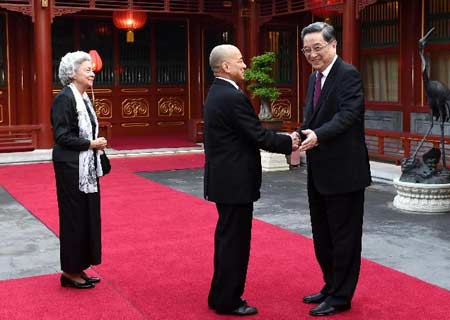 Máximo asesor político de China se reúne con rey de Camboya