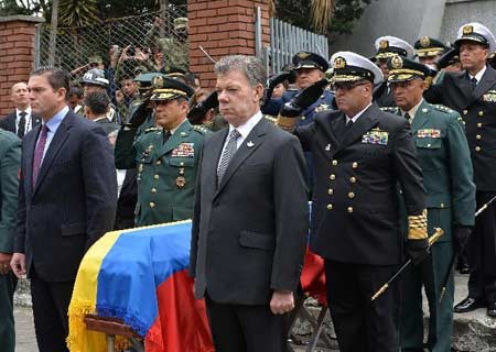 Presidente colombiano asiste a funeral de militar muerto en emboscada guerrillera