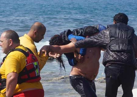 Barco con 200 migrantes se hunde frente a isla griega de Rodas