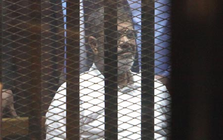 Tribunal egipcio sentencia a 20 años de prisión a ex presidente Morsi por muerte de manifestantes en 2012