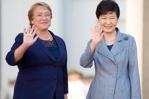 Bachelet recibe en Santiago a presidenta de Corea del Sur