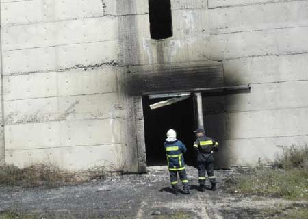 Incendio en fábrica griega abandonada deja un muerto y un herido