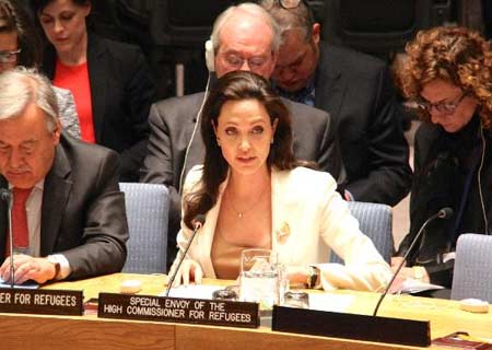 Angelina Jolie urge a la comunidad internacional a buscar solución al conflicto sirio