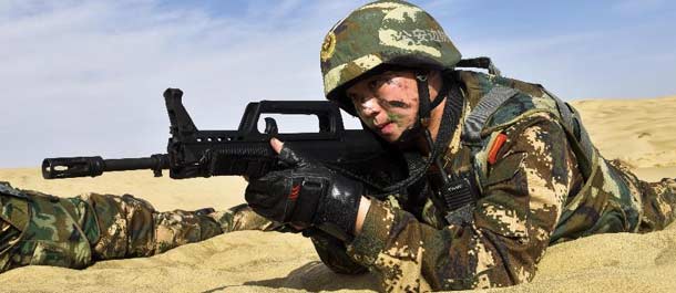 Soldados participan en un simulacro militar en desierto