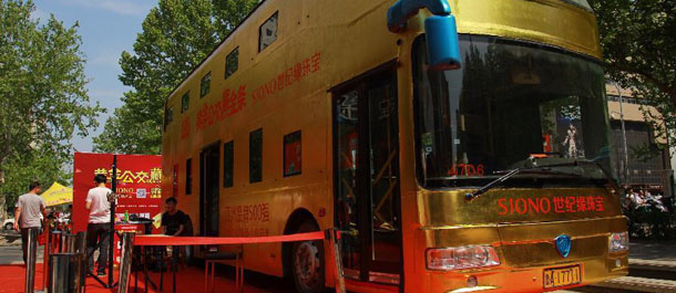 Un autobús "dorado" se exhibe en Jinan, Shandong