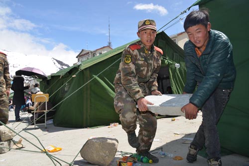 Suman 20 muertos y 58 heridos en China tras terremoto en Nepal