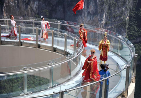 Inauguran puente vidrio voladizo más largo del mundo en Chongqing, China