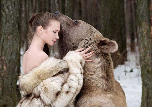 Modelos rusas abrazan a oso pardo en nieve