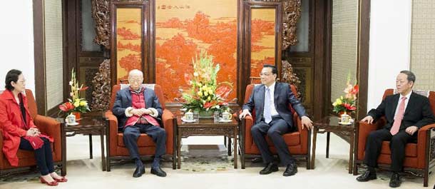 Primer ministro chino se reúne con experto de Hong Kong