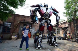 Un joven construye "Transformers" utilizando vehículos desechados