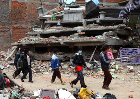 Suman 5.057 muertos y 10.915 heridos por terremoto en Nepal