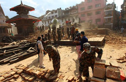 Nepal despliega a 100.000 guardias para operación de rescate por terremoto