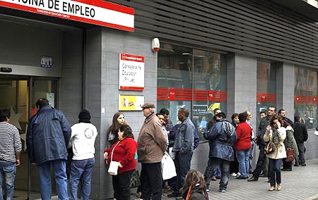 España deja recesión pero aún enfrente crisis, sostiene ministro de Economía