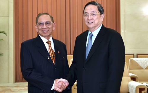 Máximo asesor político de China promete relaciones más fuertes con Malasia