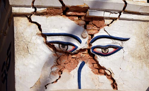 Suman 7.675 muertos y 16.390 heridos por terremoto en Nepal