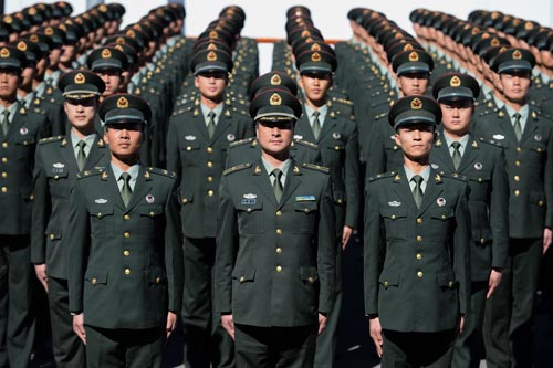 Condecora Rusia a guardias de honor chinos antes de desfile