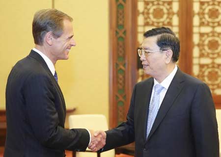 Máximo legislador chino pide fortalecer cooperación entre compañías chinas y alemanas