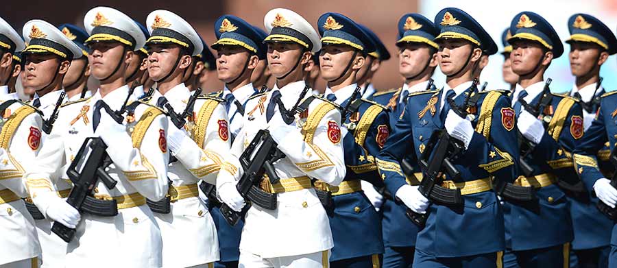 Guardia de honor china desfila en Plaza Roja