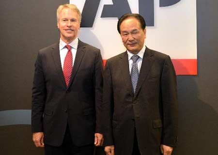 Jefes de Xinhua y AP discuten adaptación de medios a era digital