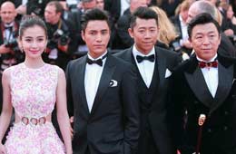 Miembros del reparto de la película " Los Ghouls" posan en Cannes